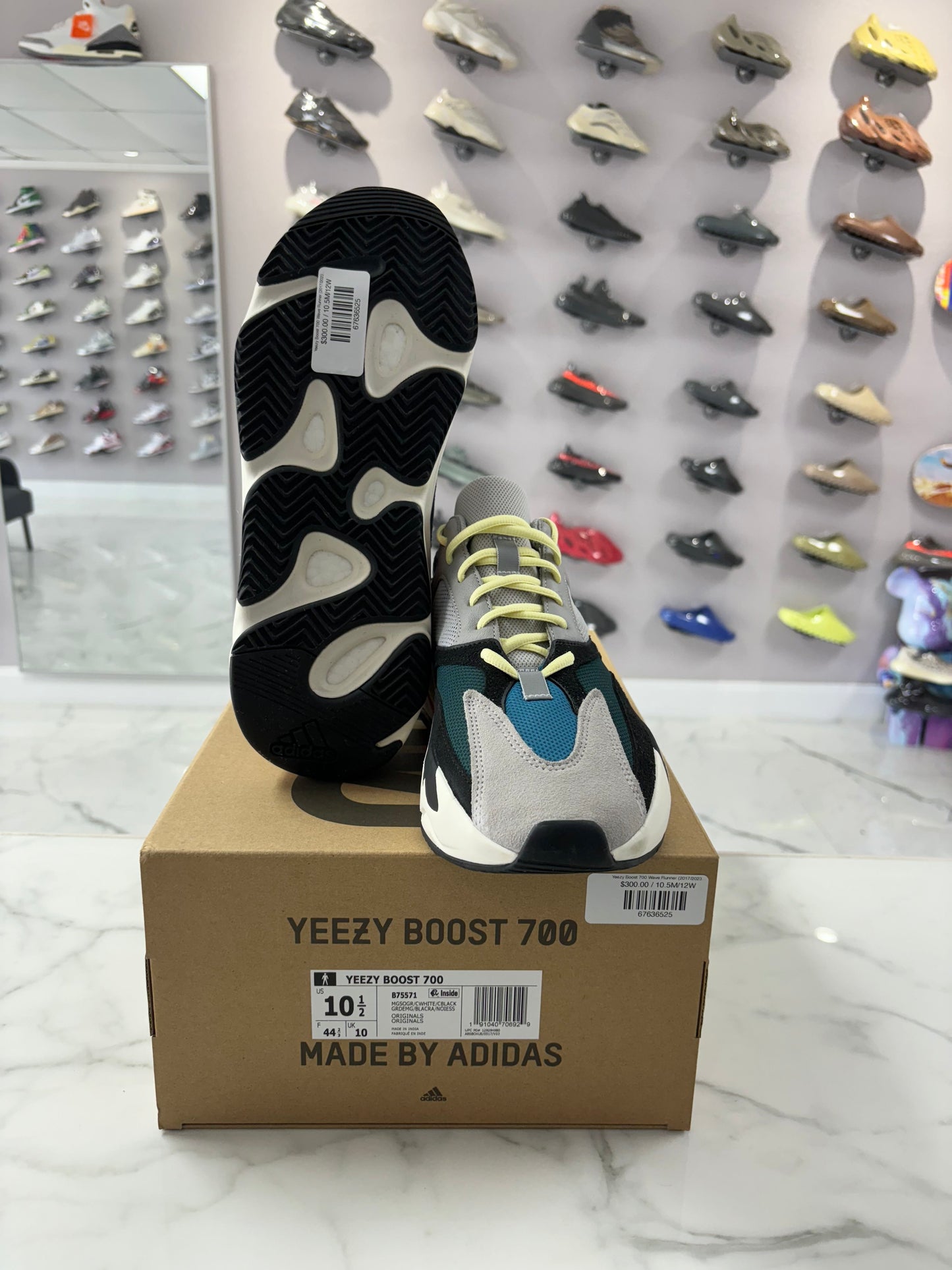 Yeezy Boost 700 Wave Runner (2017/2023) (PREOWNED)