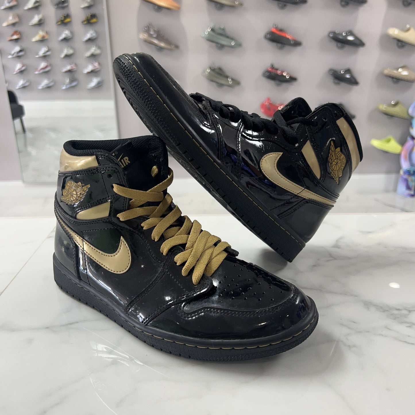 Jordan 1 Retro High Black Metallic Gold (PREOWNED)